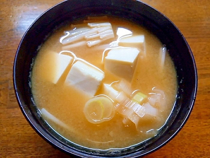 豆腐と長ネギとえのきの味噌汁