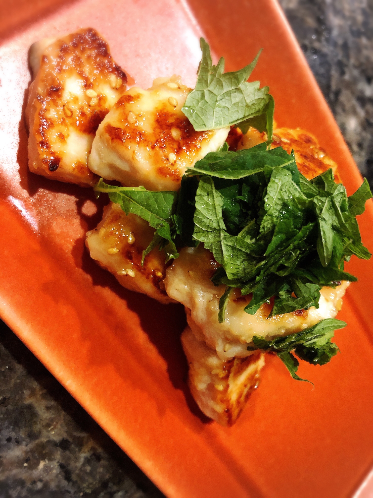 外はカリ中はふわ シソ味香る鶏胸塩麹焼き