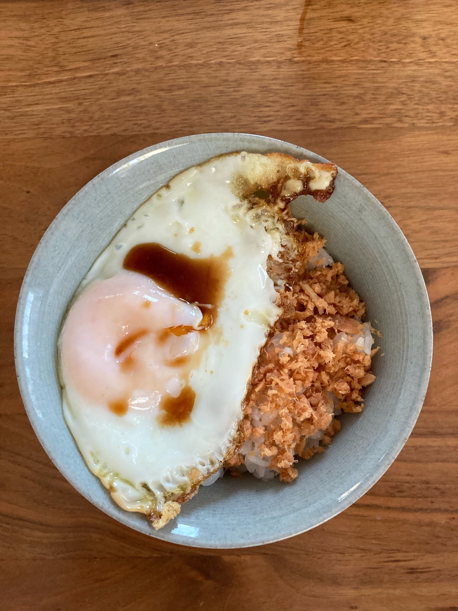 目玉焼きと鮭フレークご飯