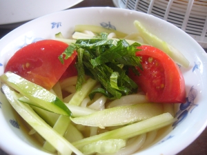 トマトと大葉のわさびぶっかけうどん