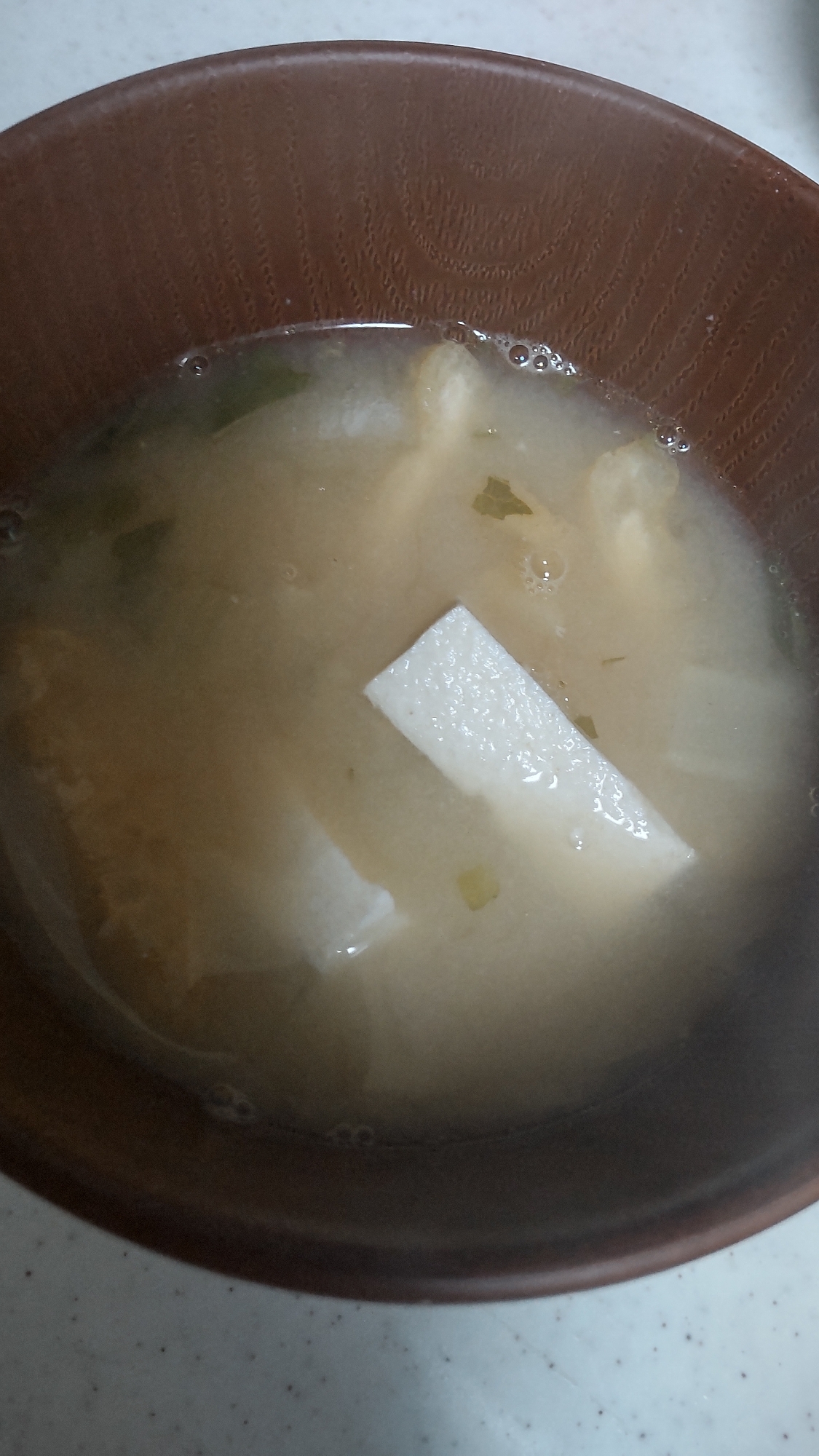 豆腐と油揚げと大根の葉のお味噌汁