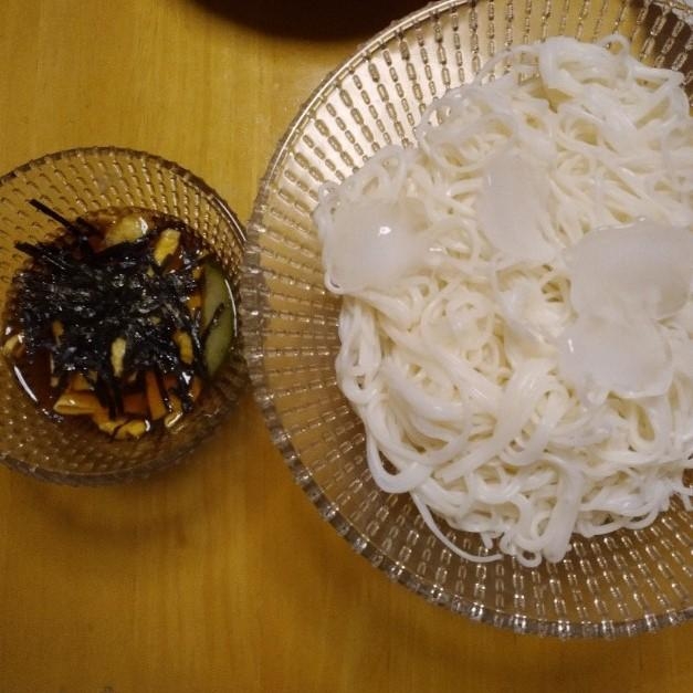 干しエビと昆布のつゆで食べる美味しい素麺