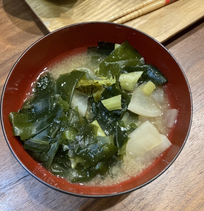 白味噌の白菜とわかめ味噌汁