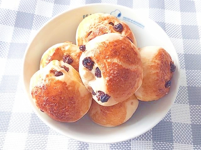 手ごねで作る！ノンバターのプチレーズンパン♪