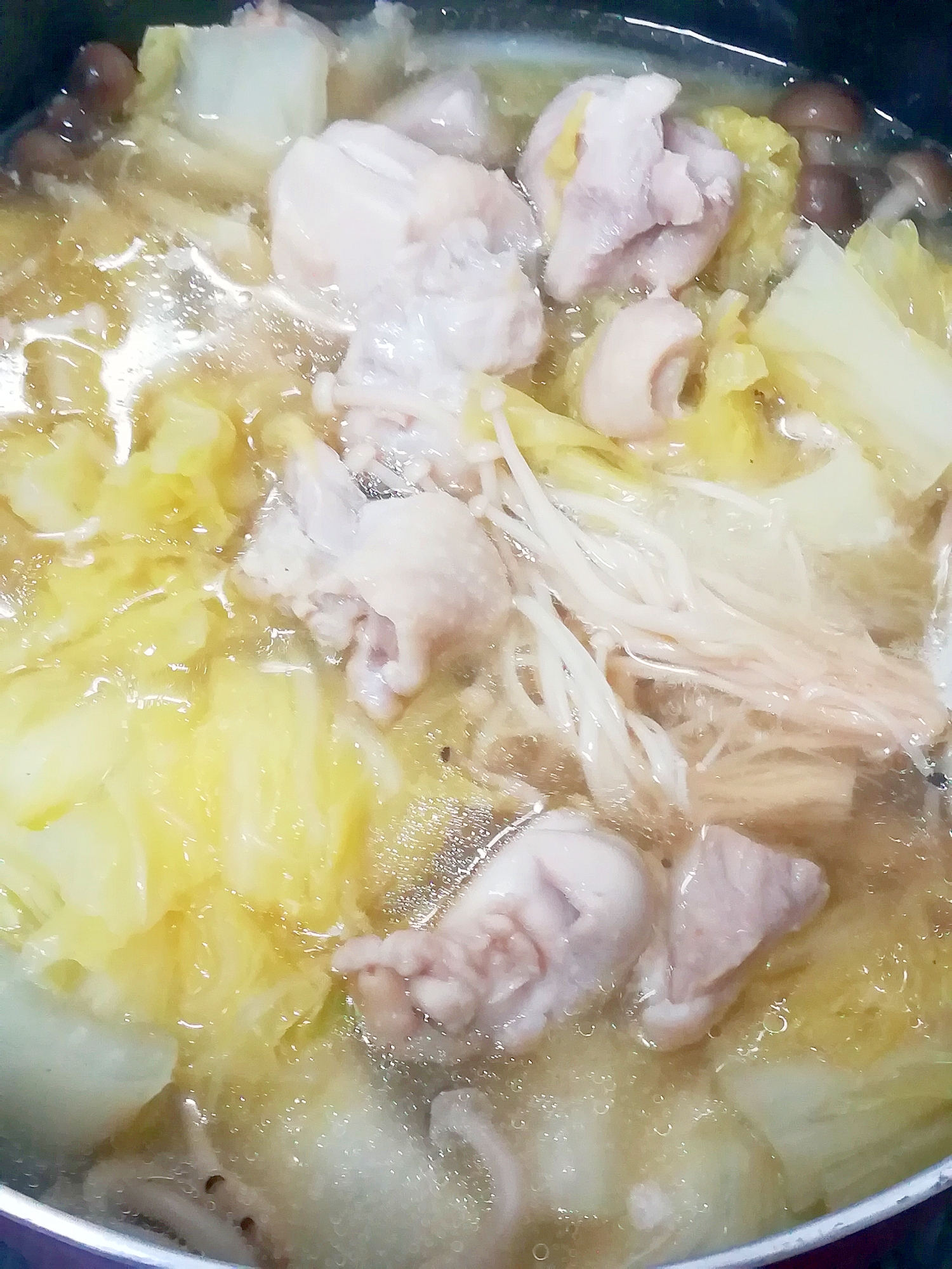 白菜とえのきとしめじと鶏もも肉の塩ちゃんこ鍋