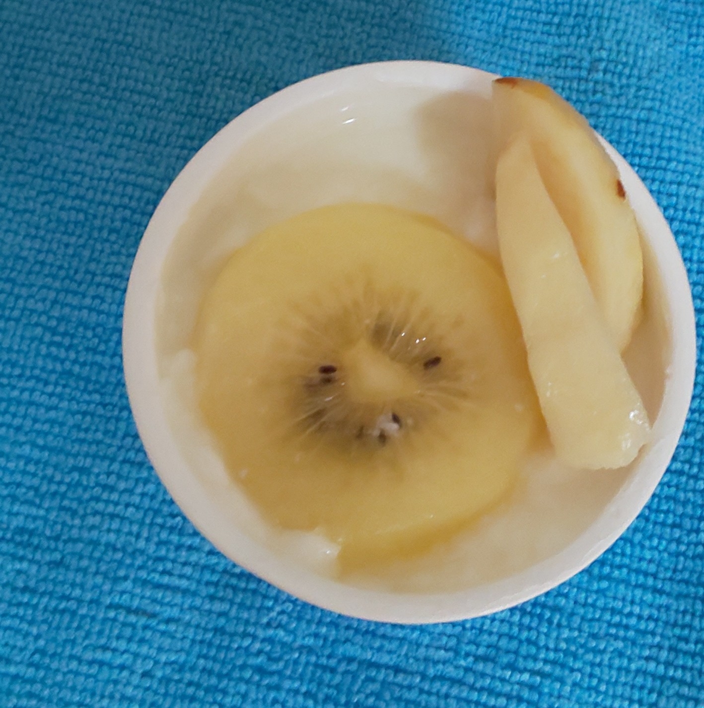 ヨーグルトに♪キウイとりんごを