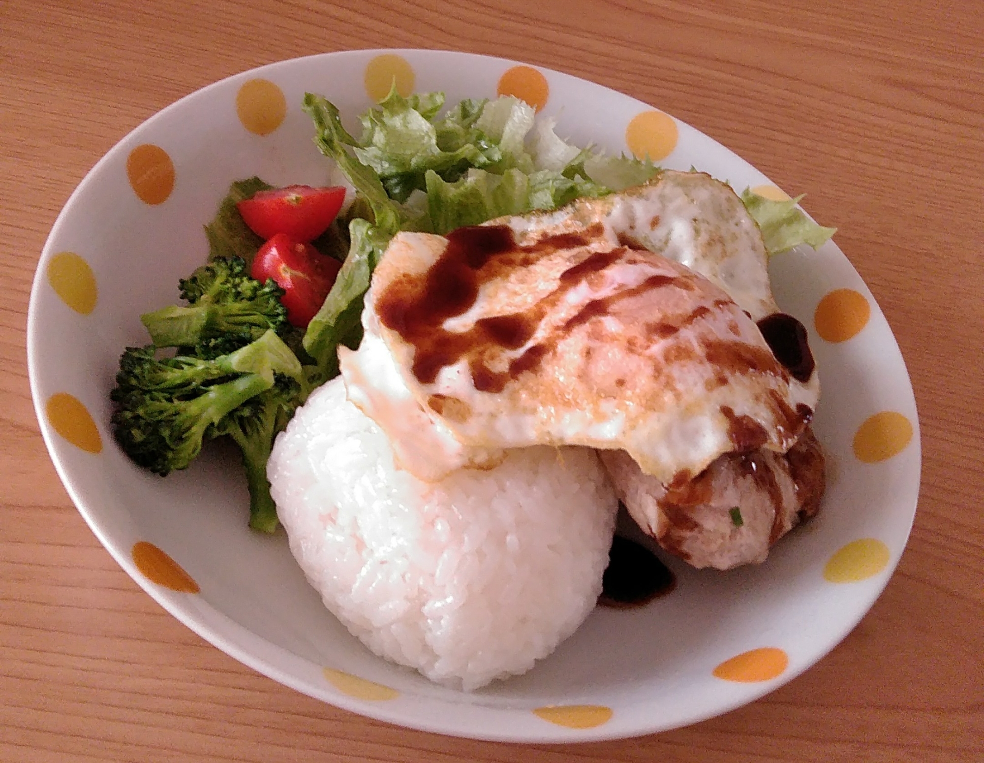 目玉焼きハンバーグとおにぎりプレート