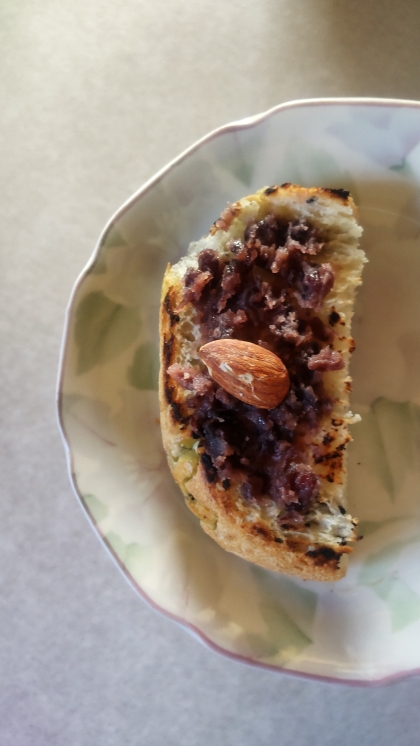 ヨーグルト入りあんことアーモンドのトースト