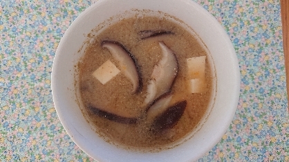 我が家の味噌汁★豆腐としいたけ
