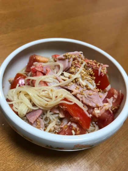 冷蔵庫にあった残り物のハムも追加。
最後に大人は食べるラー油をかけてみたら、また味が変わって美味しかったです。
ご馳走様でした。