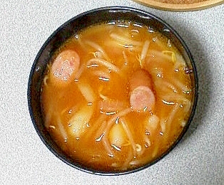 トマト風味のコンソメスープ