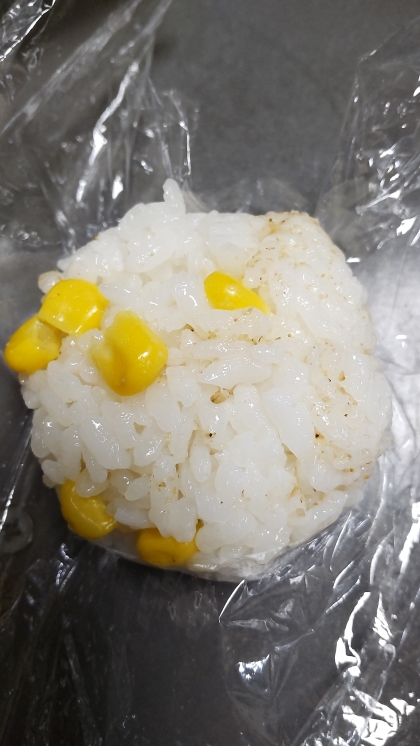 こんばんは(*^-^)白ごまですみません。コーンの甘味がとても美味しいおにぎりでした！ごちそうさまでした♫