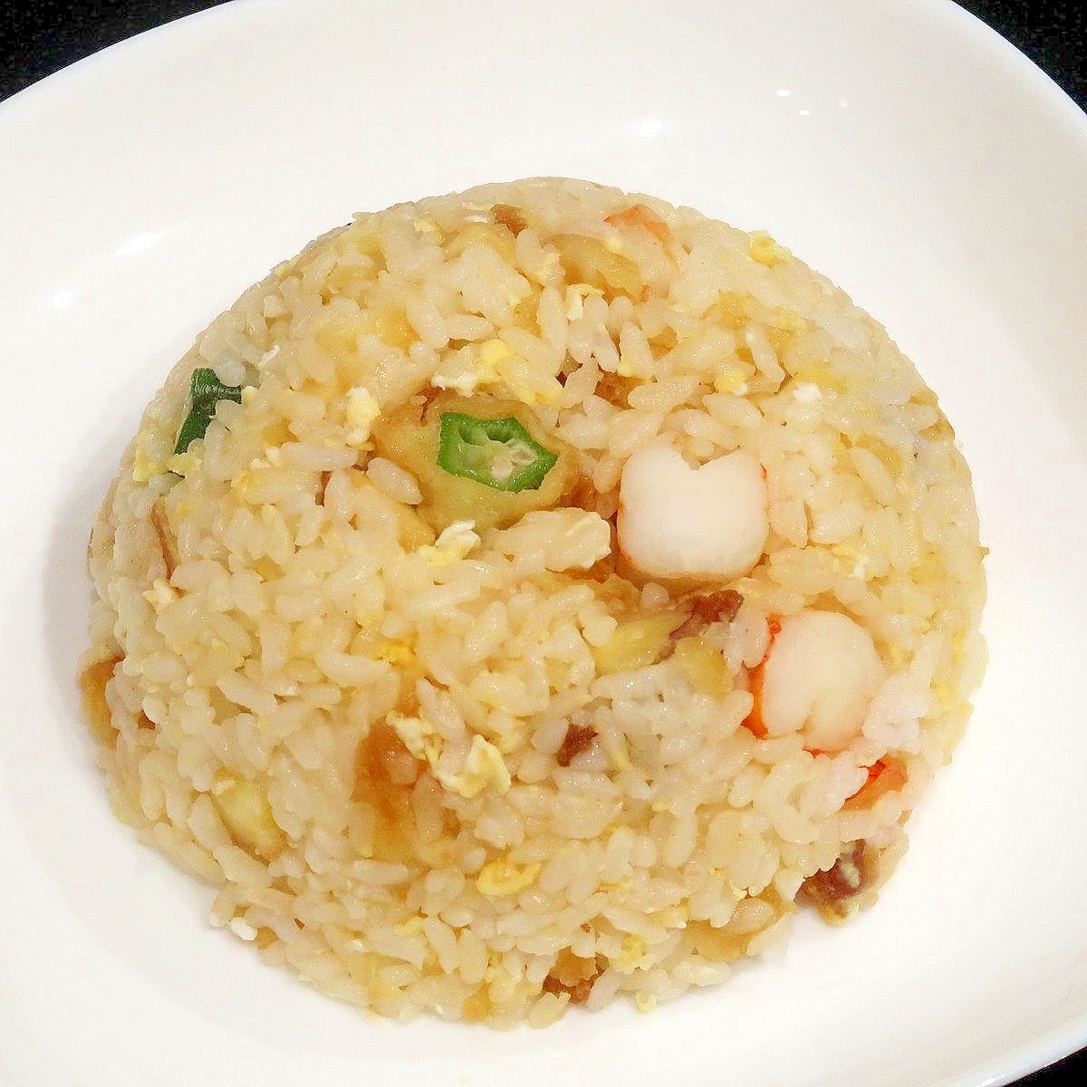 皿に盛り付けた天ぷらチャーハン