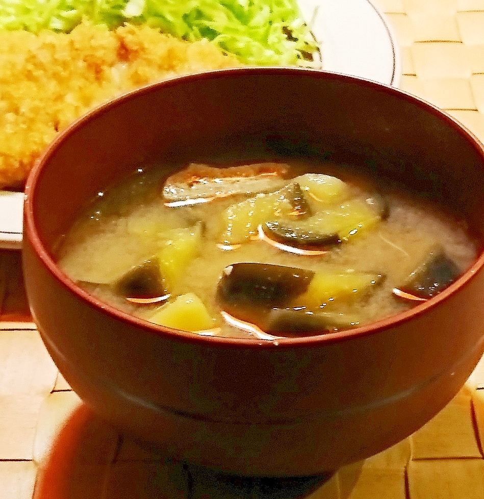 茄子とじゃがいもと油揚げのお味噌汁