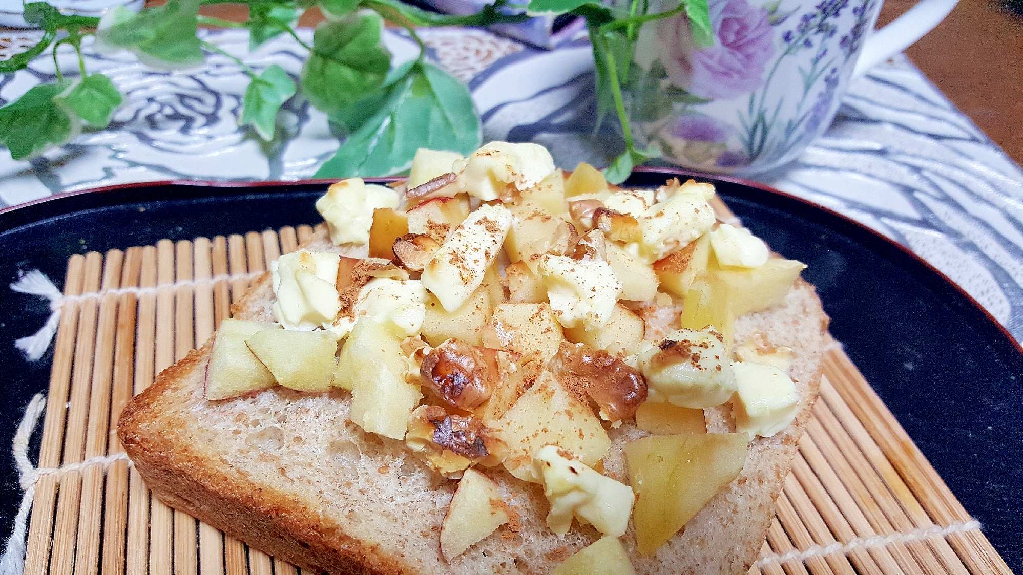 林檎とクリームチーズの全粒粉食パントースト