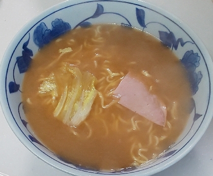 鍋で白菜入りインスタントラーメン