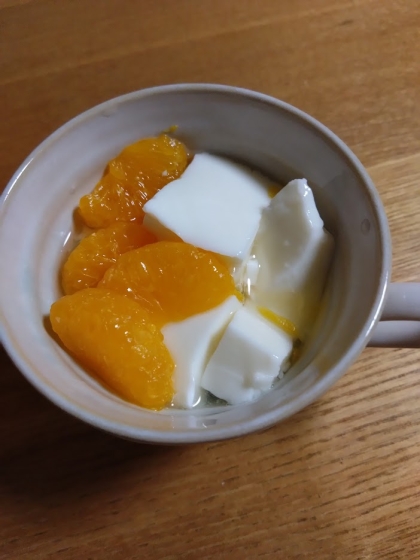 フルーツ入りシロップの杏仁豆腐