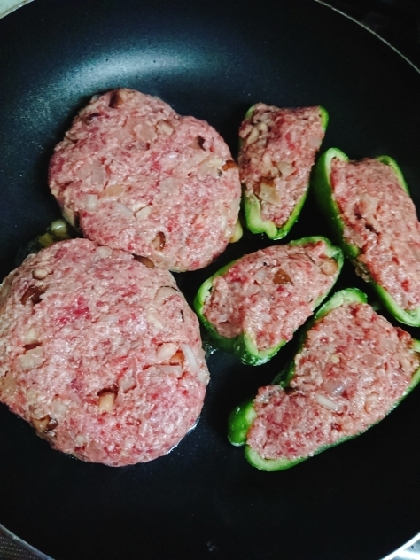 簡単ヘルシー！豆腐でかさ増し肉詰めピーマン！