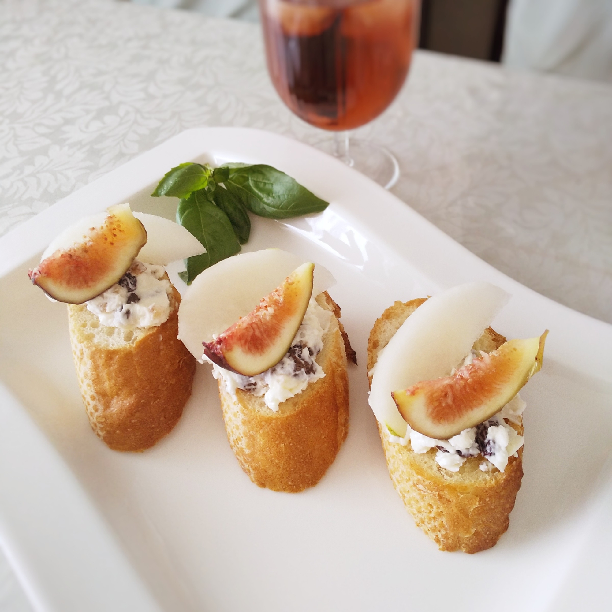 白い洋食器に盛り付けた梨と無花果のブルスケッタ