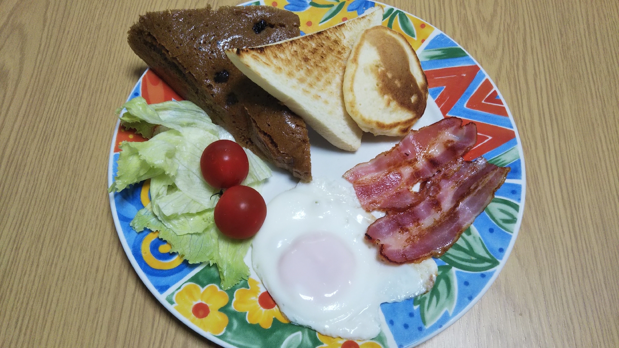 カリカリベーコンと目玉焼きとパン盛り合わせの朝食☆