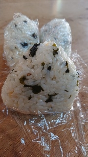 乾燥ワカメまんま使いでよく噛んで食べられるおにぎり