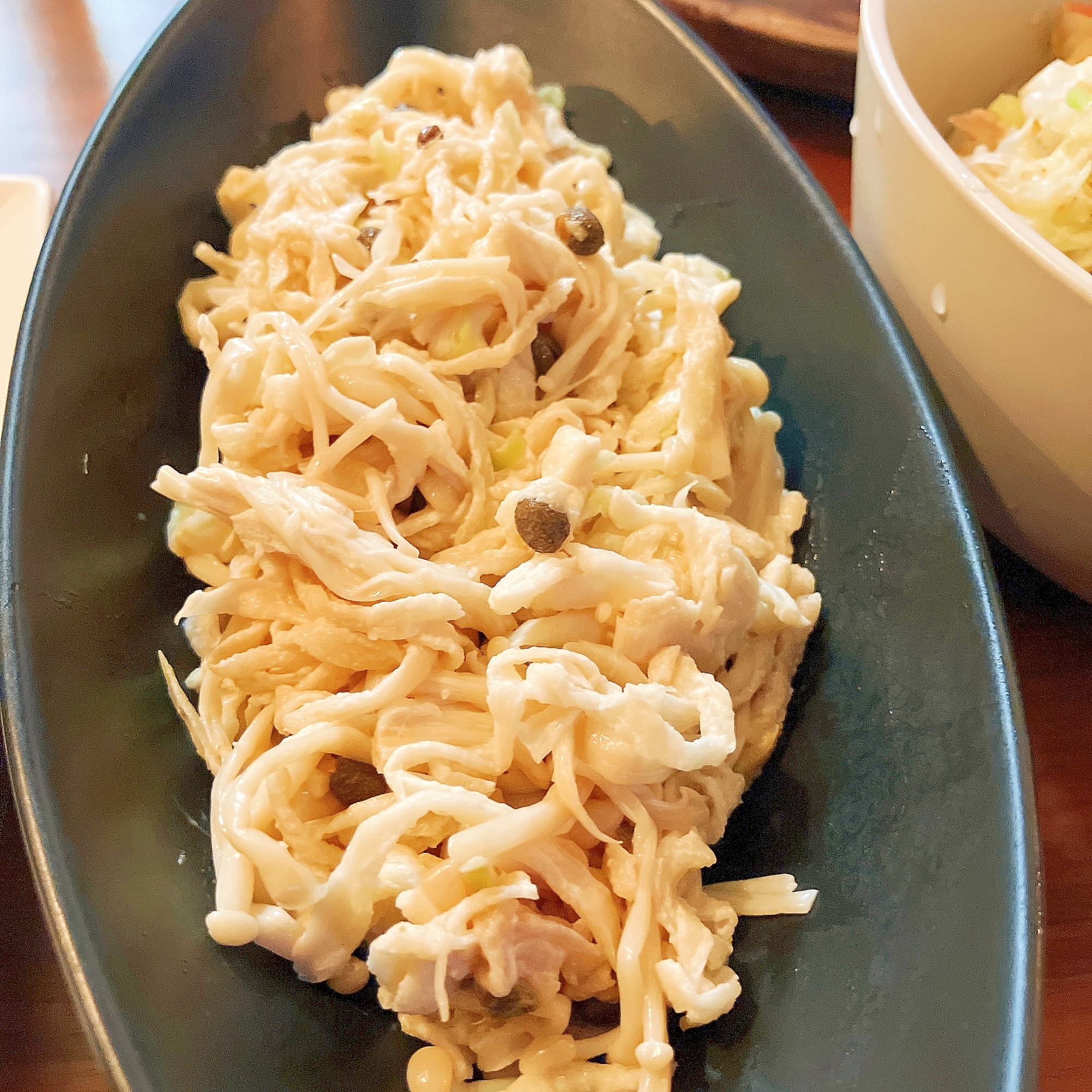 黒いオーバル皿に盛り付けられた切干大根の山椒マヨサラダ