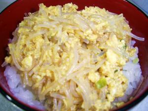 麻婆春雨で　卵とじ丼