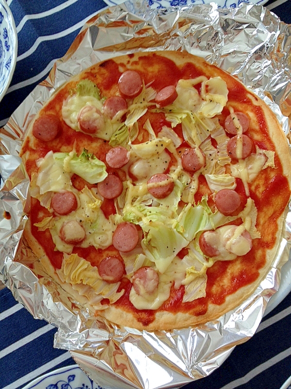 キャベツとソーセージのピザ