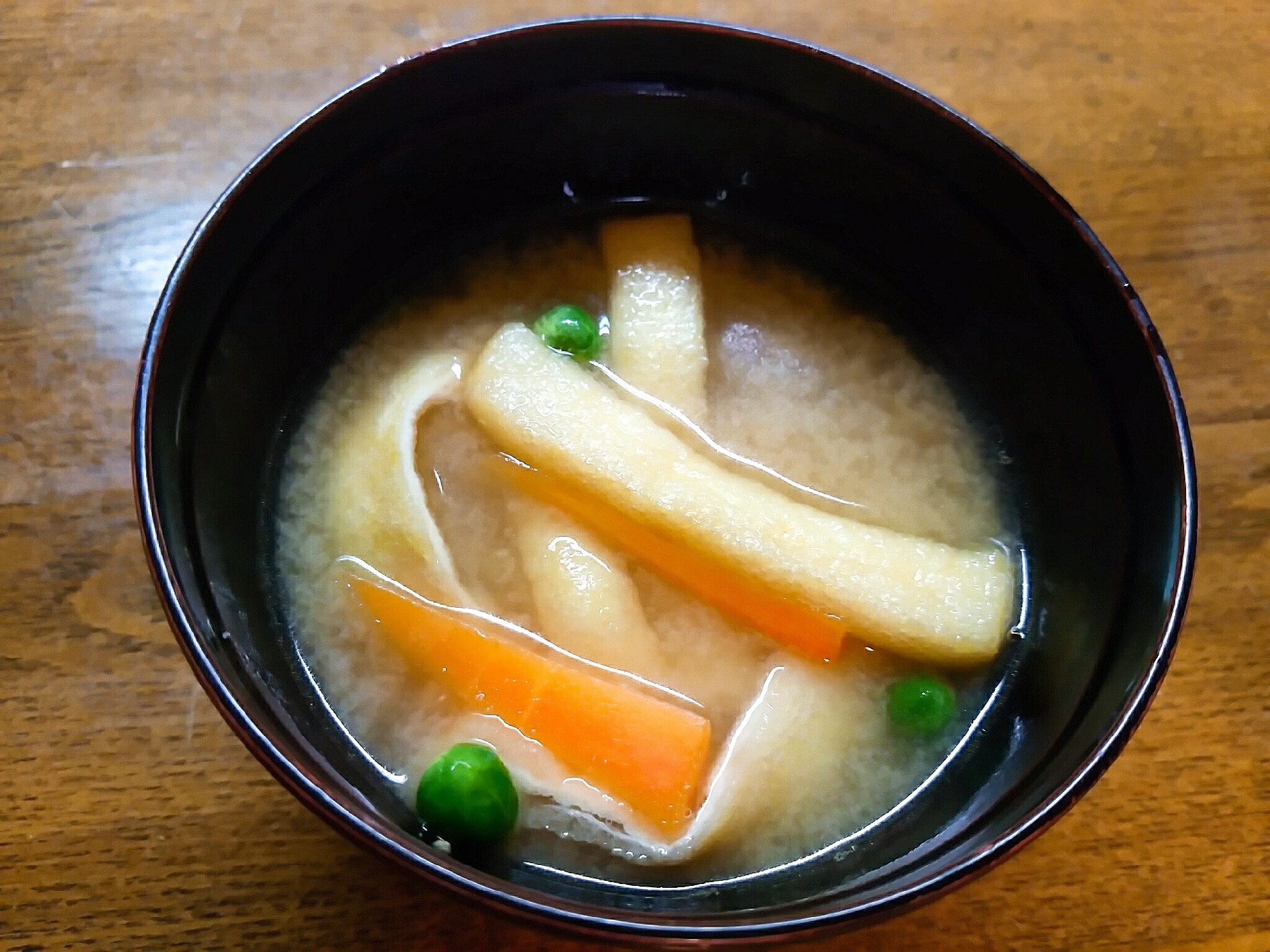 人参グリーンピース油揚げの味噌汁