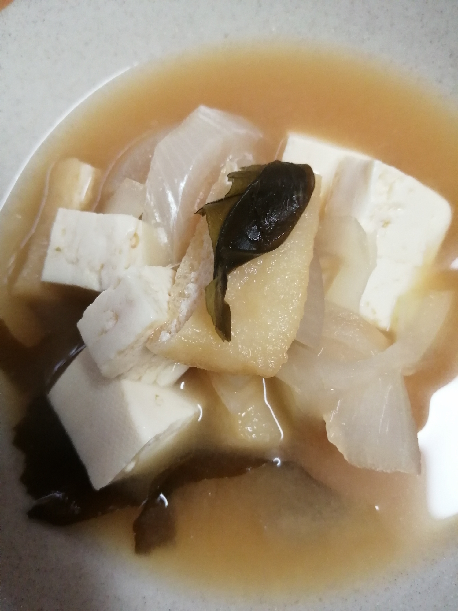 玉ねぎと油揚げと木綿豆腐の味噌汁