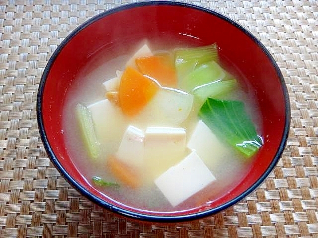 豆腐とチンゲン菜人参の味噌汁