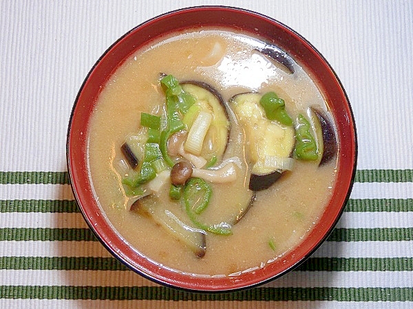 ゴマ香る茄子とピーマンの味噌汁