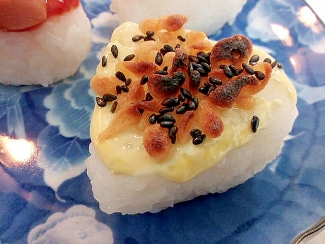 マヨで　天かすと黒ごまの焼おにぎり