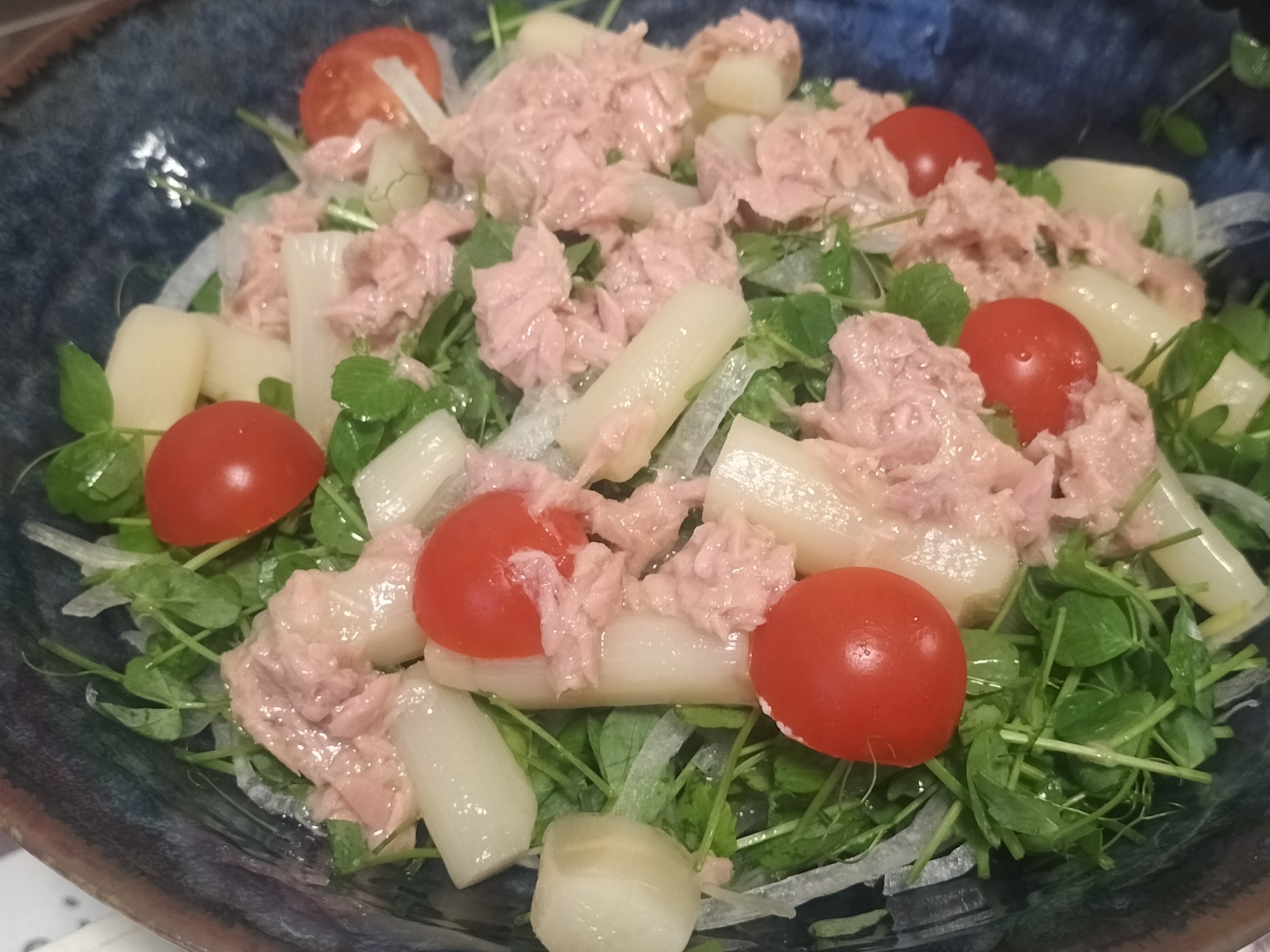 ツナ缶アスパラ水煮缶で簡単♪豆苗玉ねぎサラダ