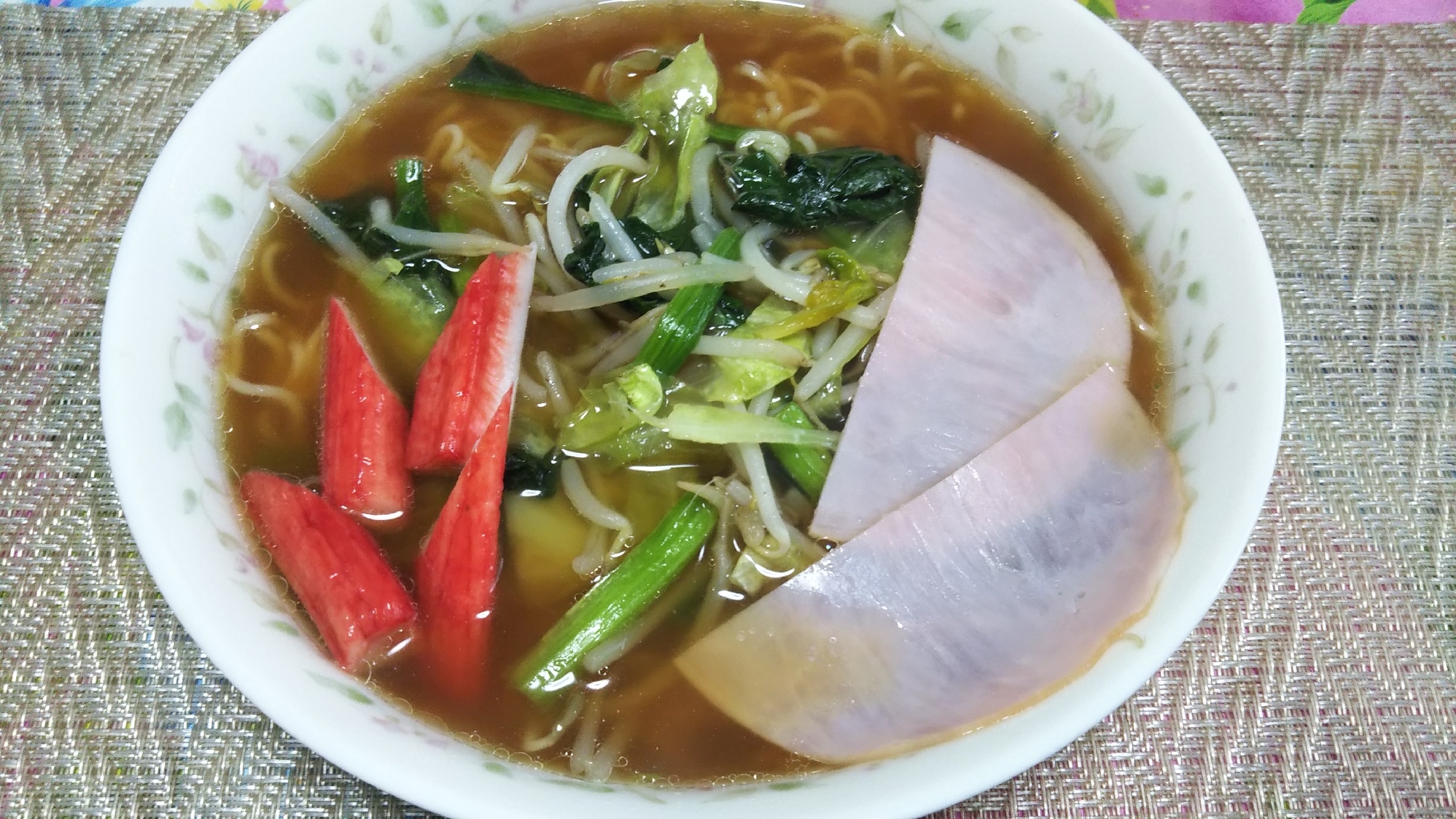 キャベツもやし小松菜炒めとハムと蟹カマのせ拉麺☆