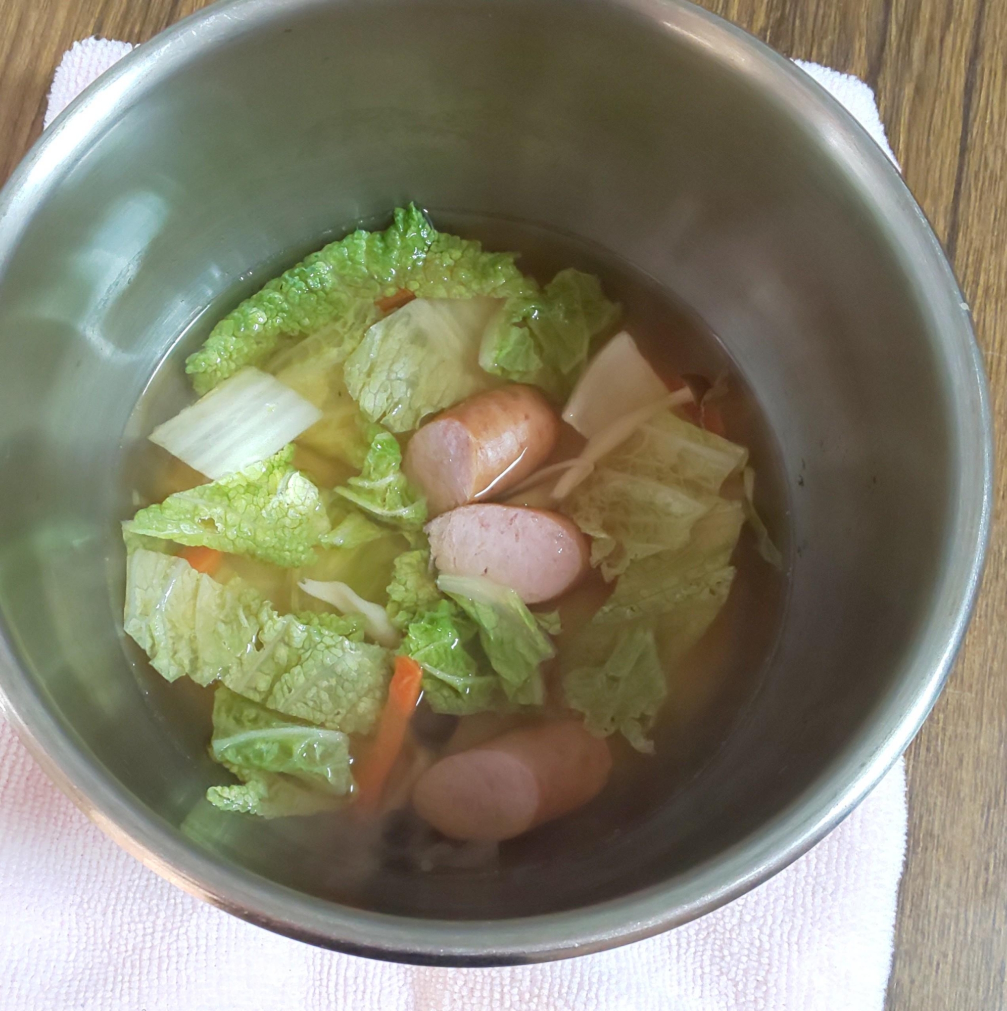 鍋でソーセージと白菜のスープ