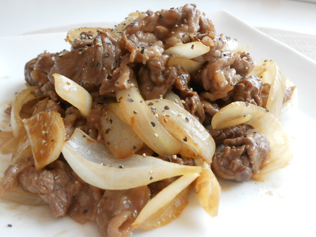ご飯がすすむ!牛肉とたまねぎのオイスターソース炒め