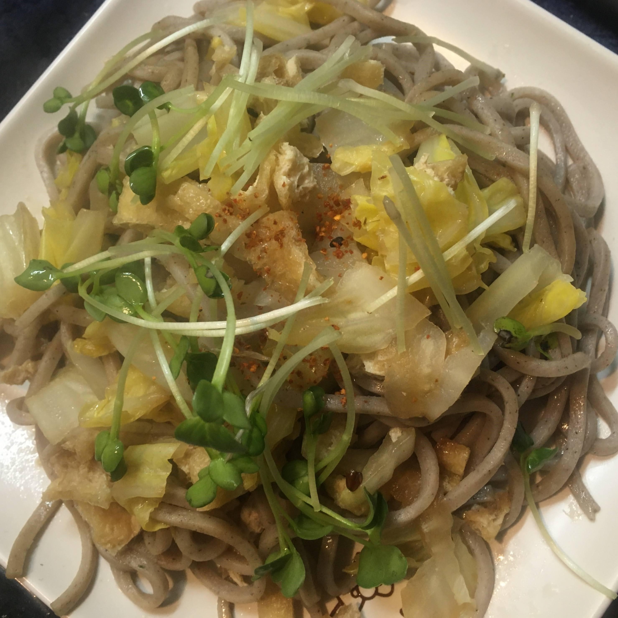 白菜、油揚げ、かいわれの焼き蕎麦