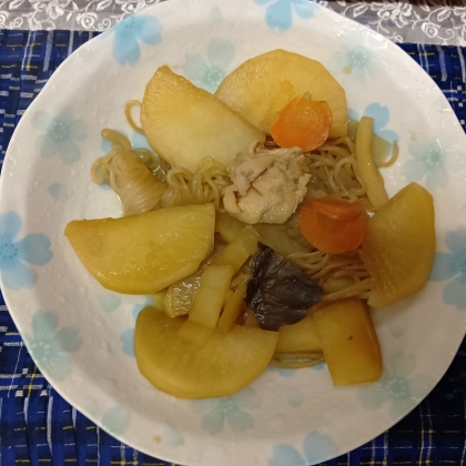 鶏肉と大根と人参とこんにゃくと椎茸のめんつゆ煮