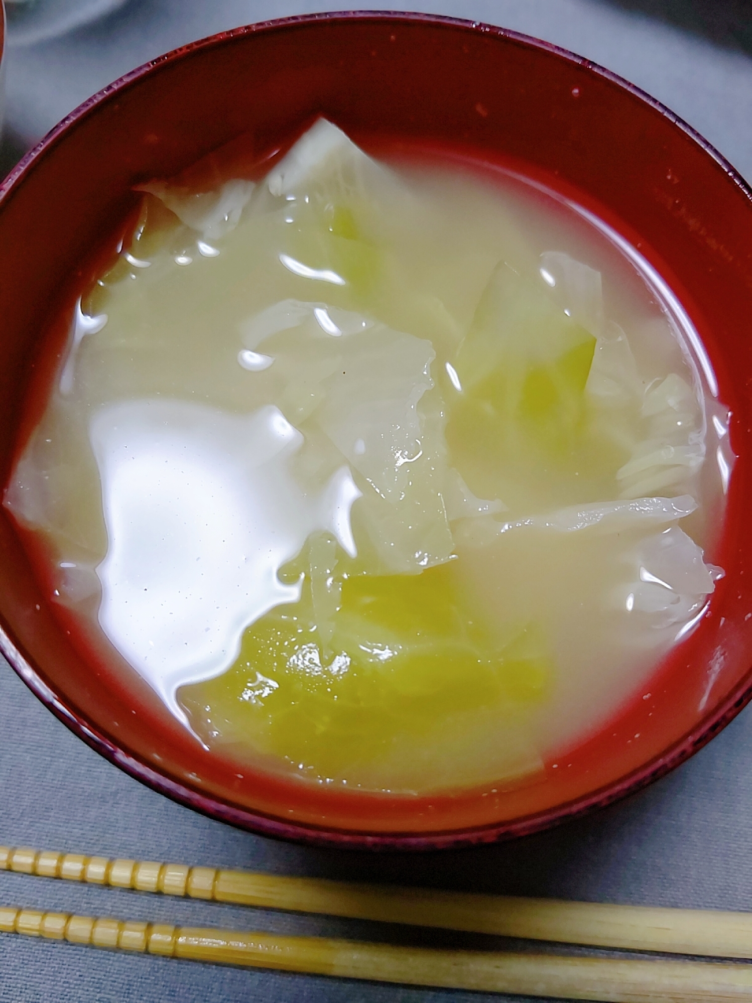 キャベツとタマネギの味噌汁