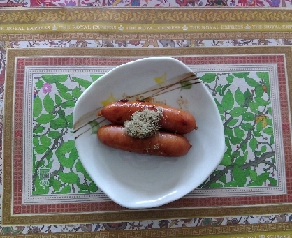 おつまみにとろろ昆布添えウインナー