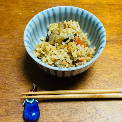 筑前煮が残って頭を悩ませていました。炊き込みご飯にしたところ、炊飯器を開けた家族が「こりゃ〜美味しそうだ✨」と絶賛してくれました。味が染みて美味しかったです。