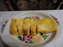 たまご焼き大好きです　お弁当にも入れちゃいました　大きな玉子を２個でつくってみました　美味しかったです