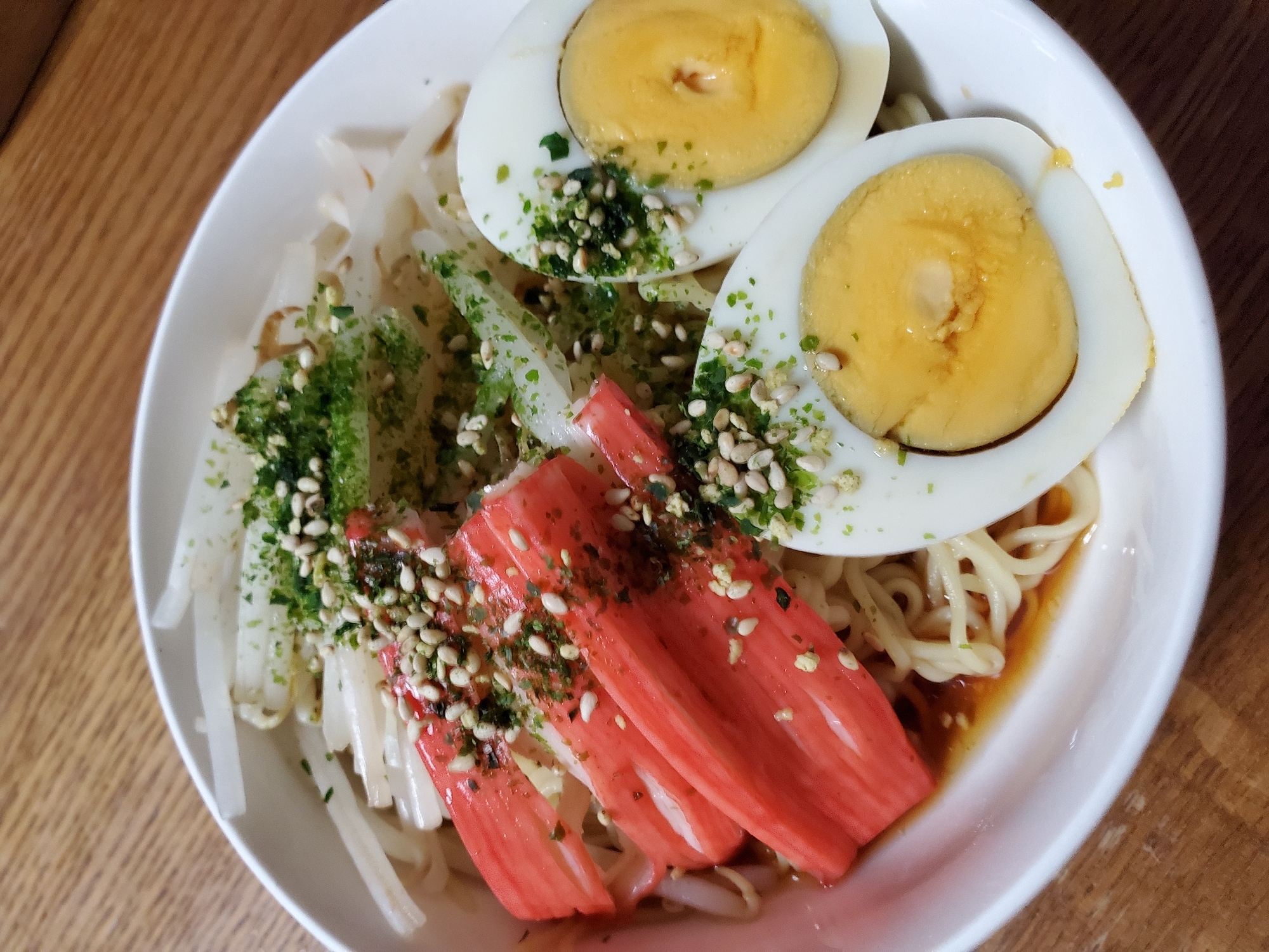 ゆで卵、もやし、カニカマの冷麺