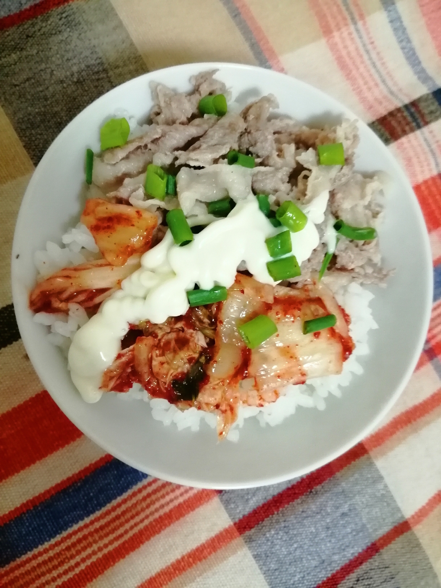 豚肉とキムチのネギマヨ丼