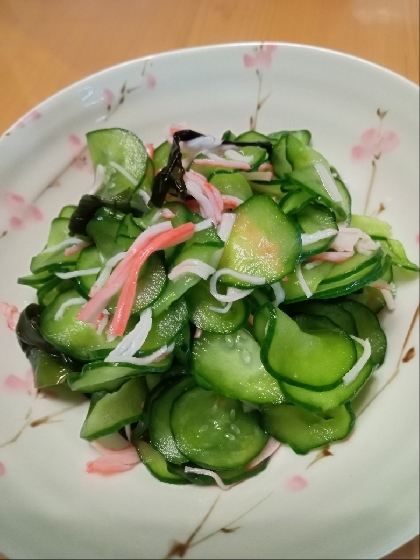 カニカマが入って、とても食べやすい酢の物でした。
美味しかったです。