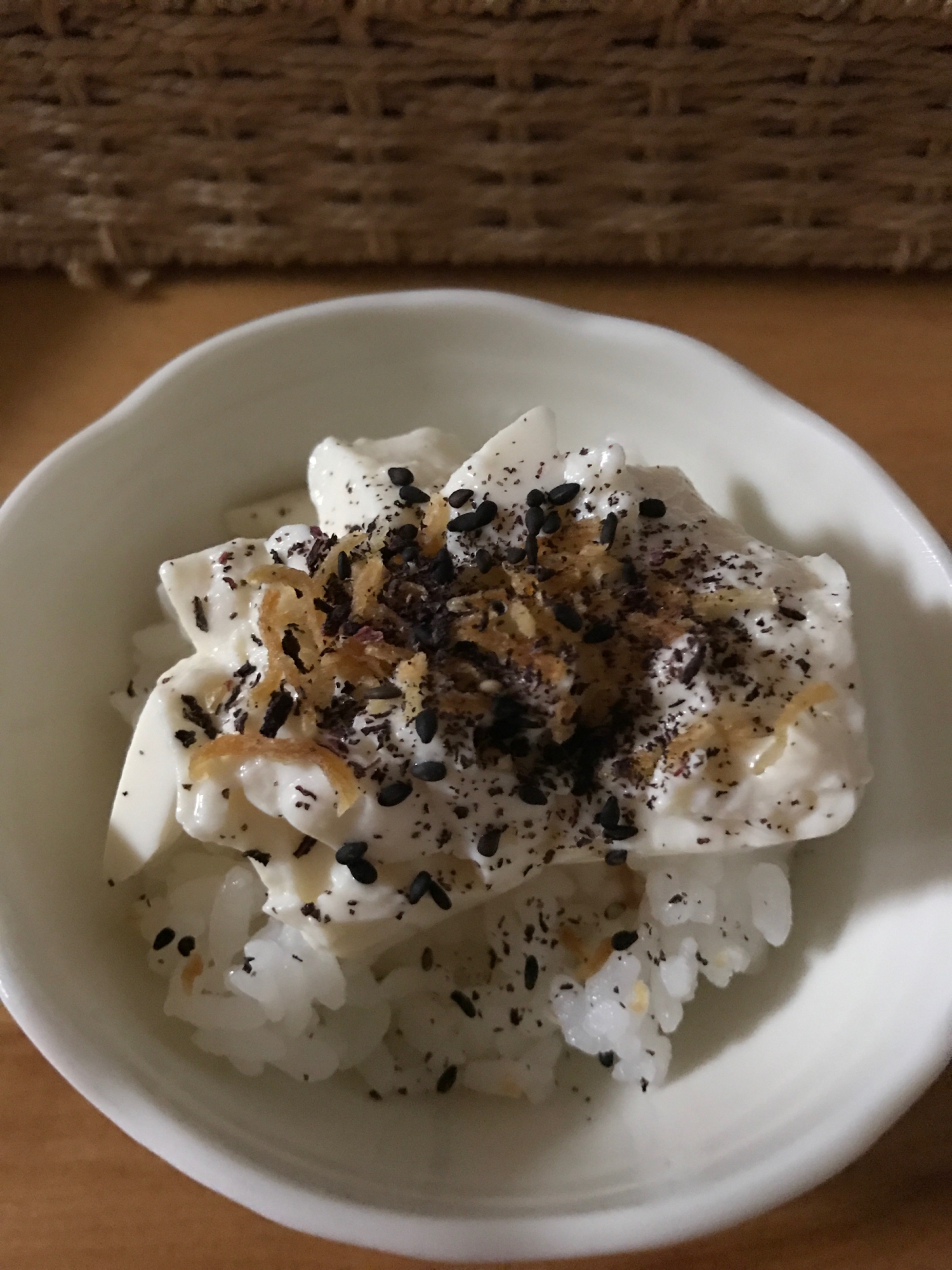 フライドオニオンとゆかりの豆腐丼