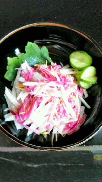 また、作りました(*^^)v～♪

すぐ出来て、菊の花と相性の良い食材の飾り切り♪お気に入りに成りました。
