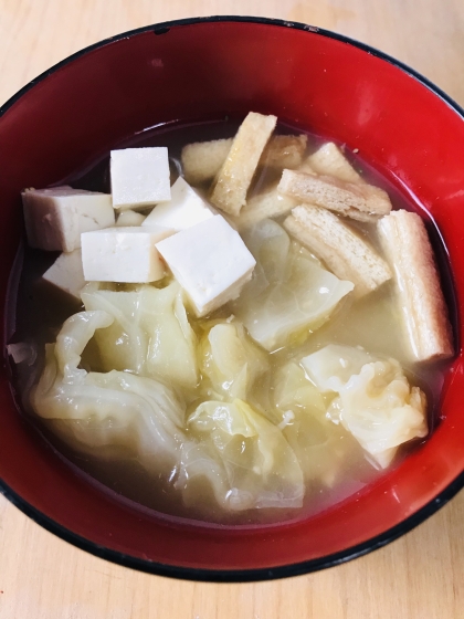 油揚げ、キャベツ、豆腐の味噌汁