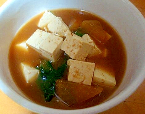 味がしっかりしみ込んだ豆腐と大根と小松菜のお味噌汁